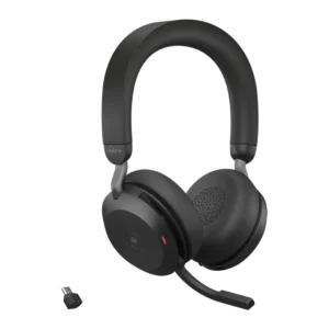 Vue de trois quarts face du casque sans fil Jabra Evolve2 75 avec microphone abaissé avec dongle usb
