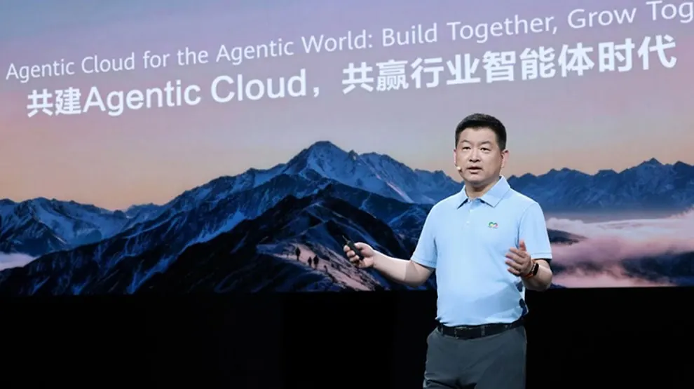 Intervenant Huawei sur scène devant un écran annonçant l'Agentic Cloud pour les secteurs