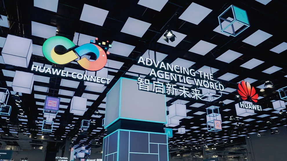 Lettrage HUAWEI CONNECT 2026 suspendu au plafond au-dessus de l'espace d'exposition