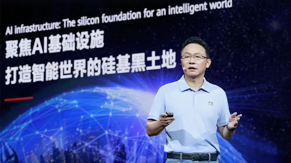 Orateur sur scène devant un écran affichant le thème de l'infrastructure IA, keynote Huawei
