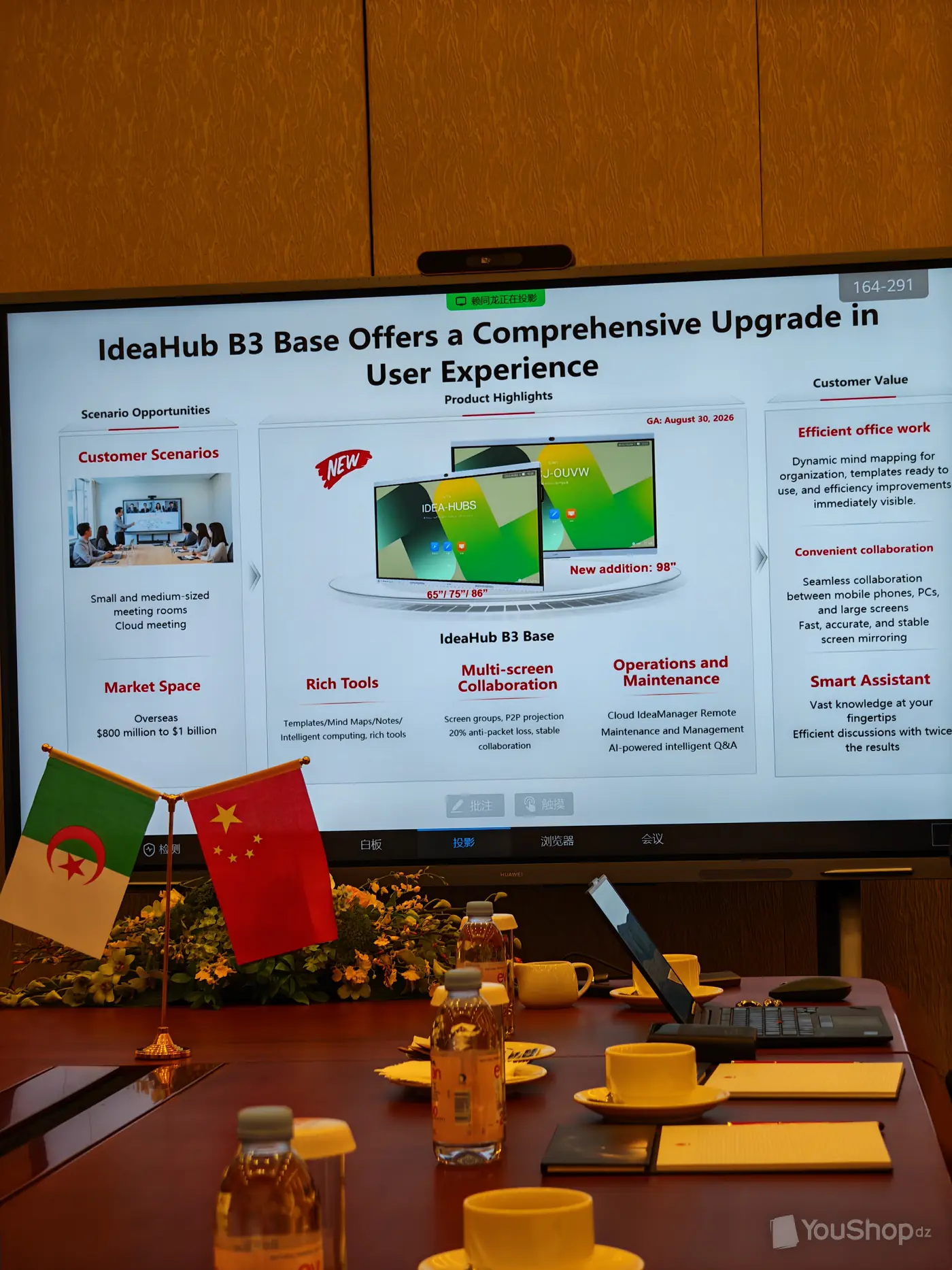 Diapositive Huawei projetée sur un écran interactif, consacrée à l'IdeaHub B3 Base