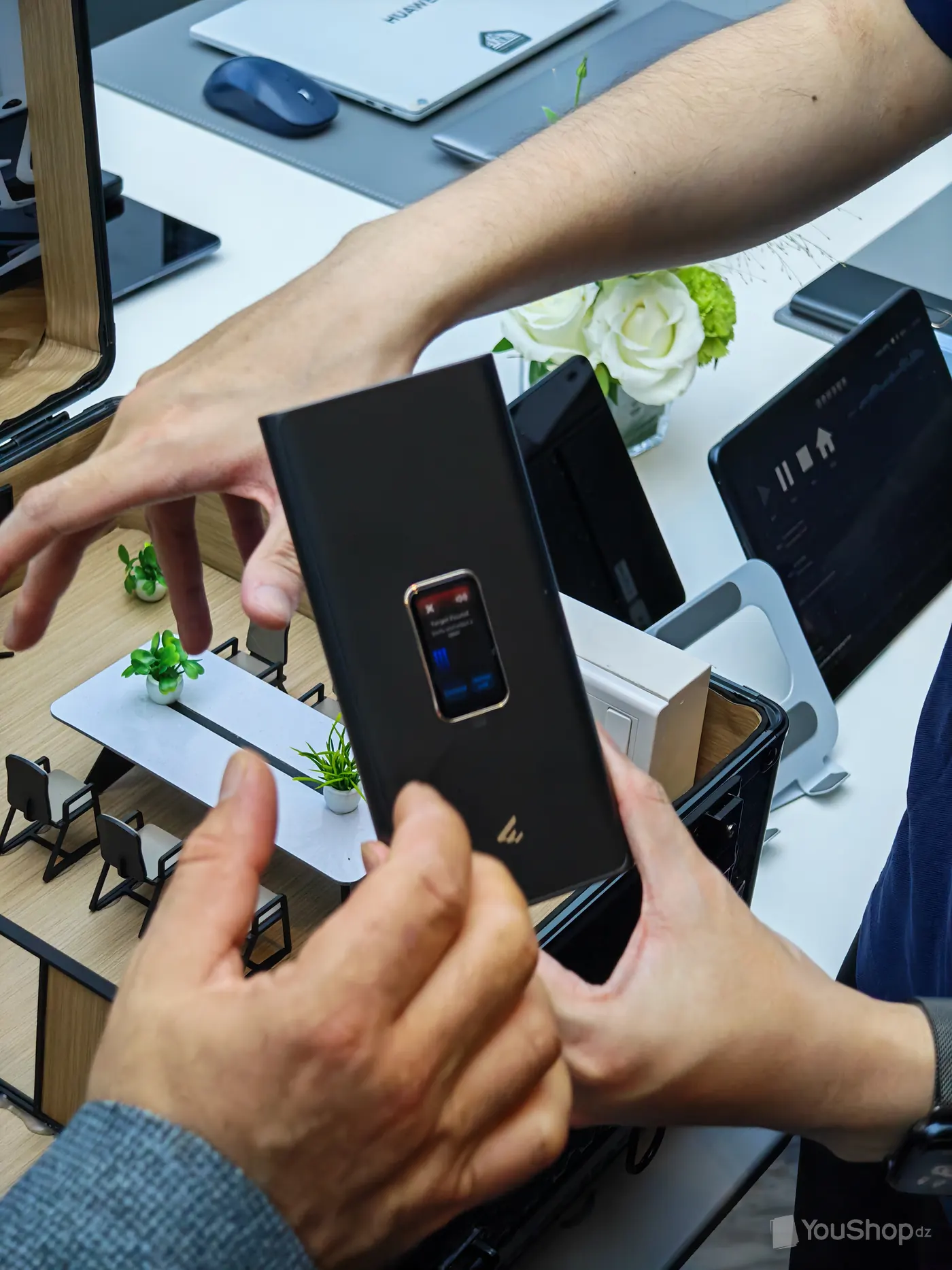 Face arrière de l'appareil, logo Huawei doré et petit écran encastré dans un cadre doré