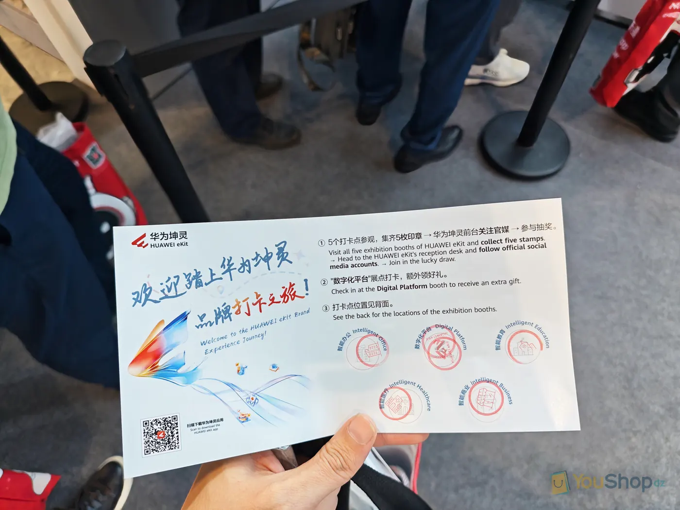 Dépliant Huawei eKit tenu en main, cinq pastilles de passage dont une tamponnée