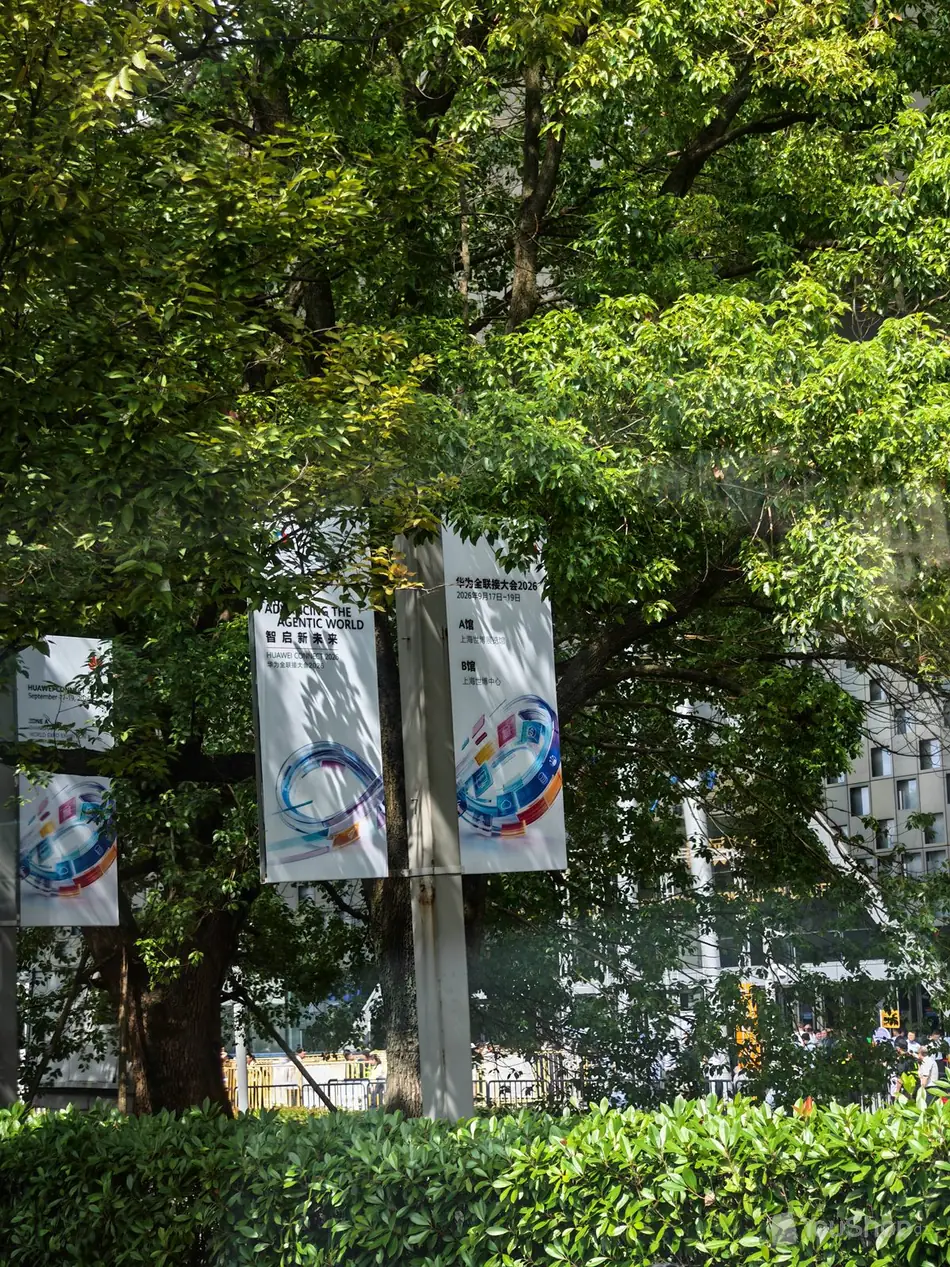 Kakemonos HUAWEI CONNECT 2026 accrochés le long de l'avenue menant au centre d'exposition