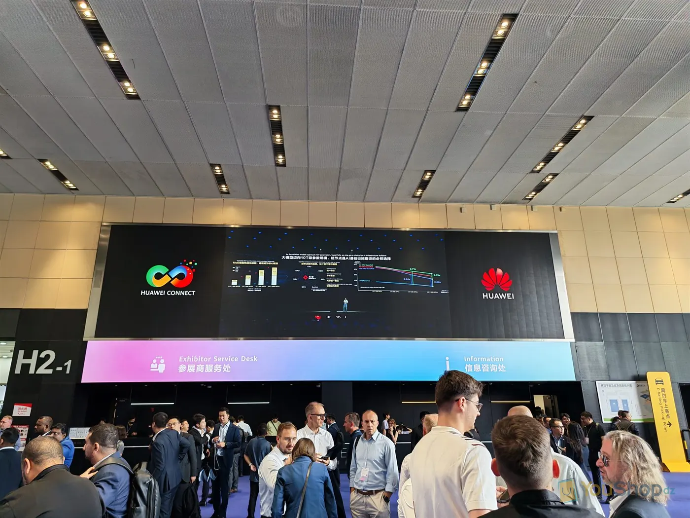 Mur LED panoramique au-dessus des comptoirs d'accueil du hall H2-1