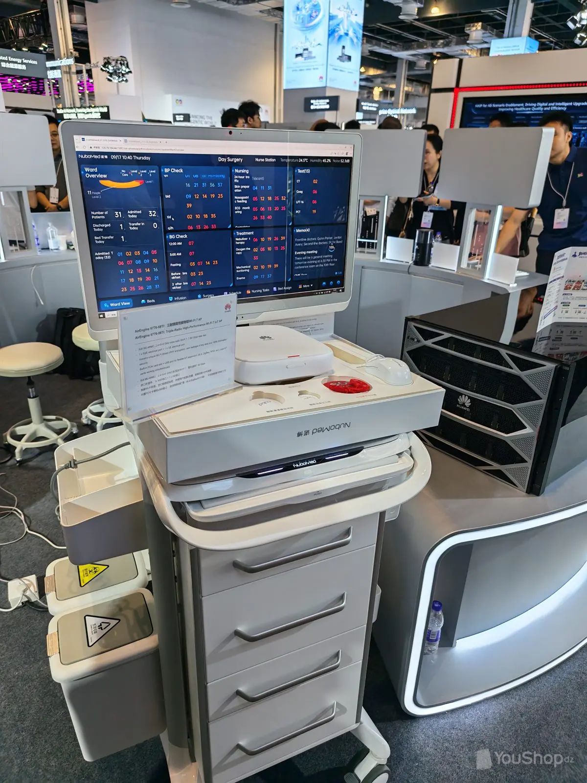 Chariot de soins connecté et fiche technique d'un point d'accès Wi-Fi 7 Huawei