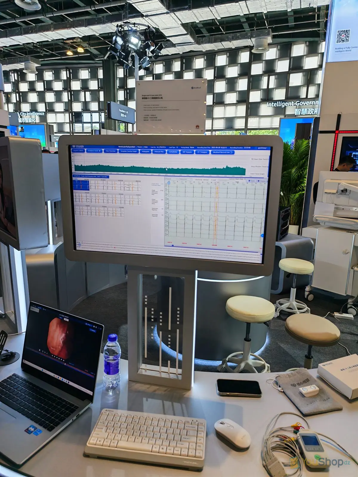 Station d'électrocardiogramme d'un éditeur tiers, écran d'analyse et enregistreur Holter sur un stand
