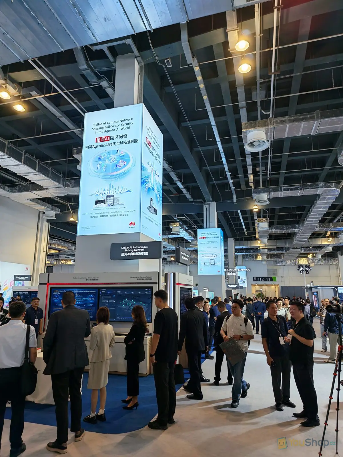 Totem lumineux Stellar AI Campus Network dans l'allée du hall H2-11 de l'exposition