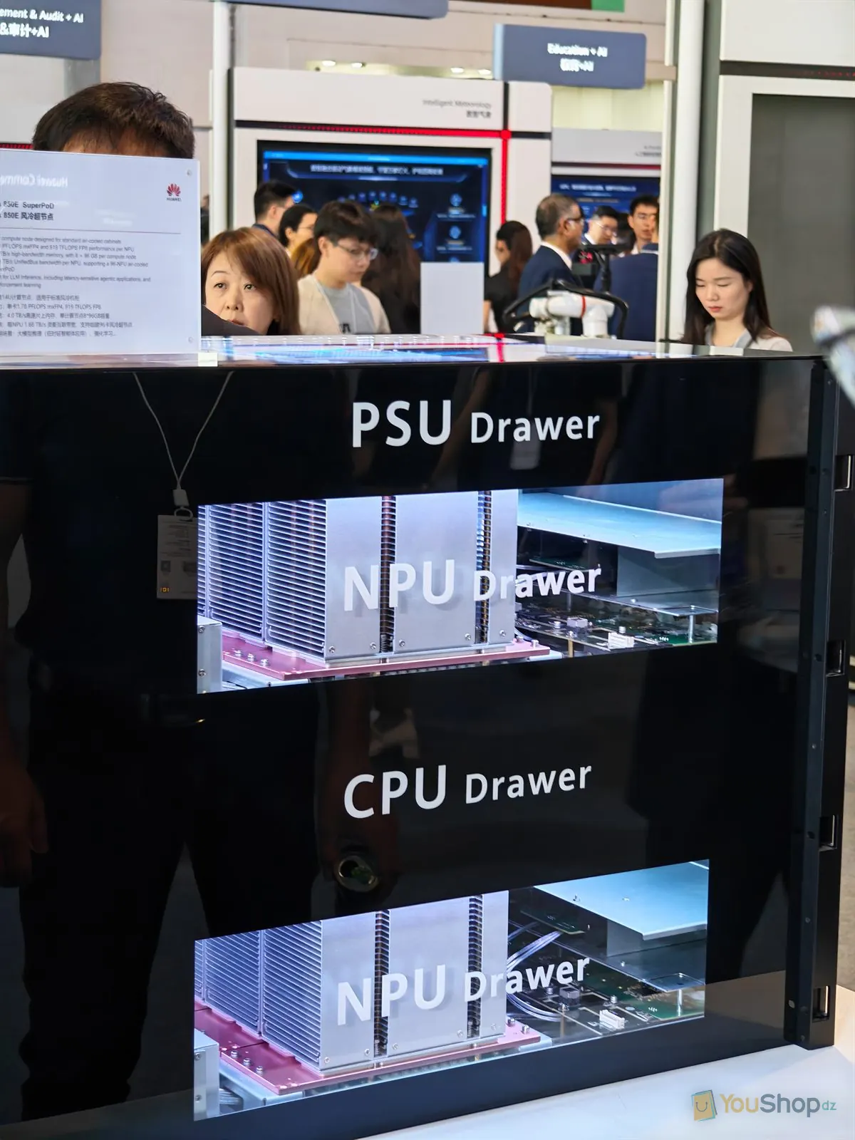 Vitrine en coupe d'un nœud de calcul montrant les tiroirs PSU, NPU et CPU superposés