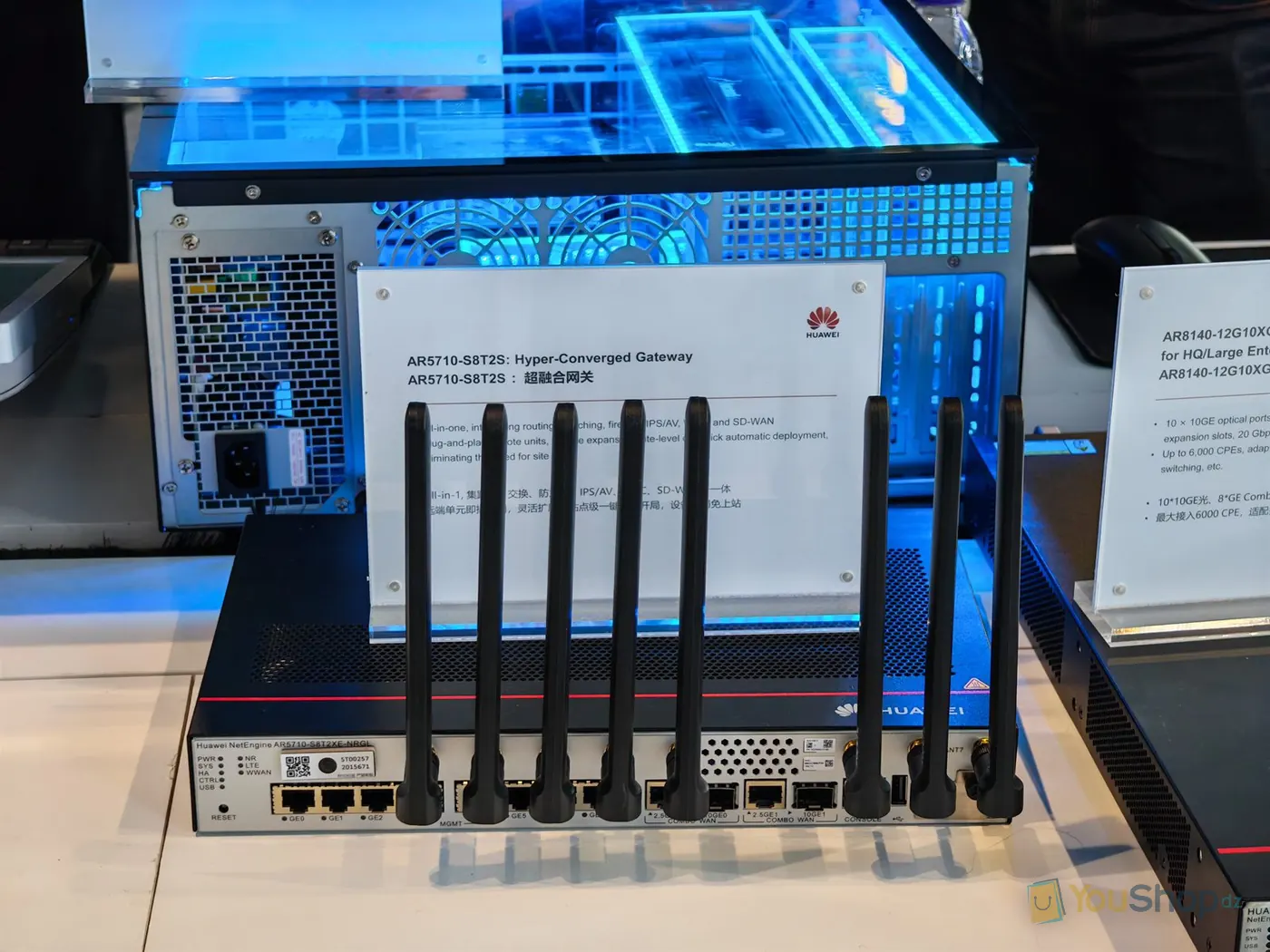 Passerelle Huawei AR5710 à huit antennes devant sa fiche technique sur le stand