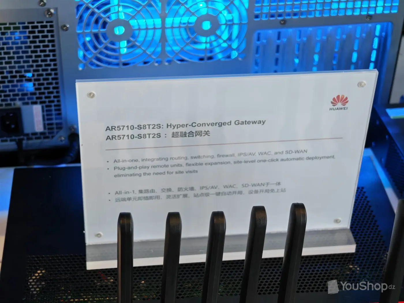 Fiche acrylique bilingue de la passerelle hyperconvergée Huawei AR5710-S8T2S sur le stand