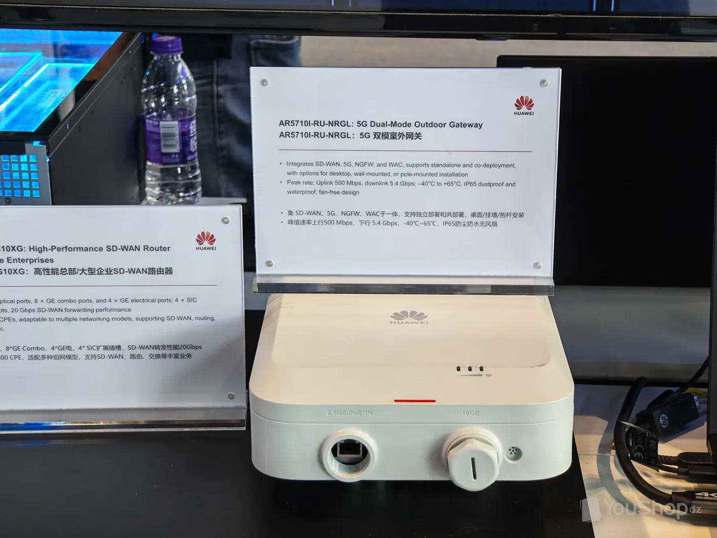 Gros plan sur les ports étanches de la passerelle Huawei AR5710I, presse-étoupe et prise réseau