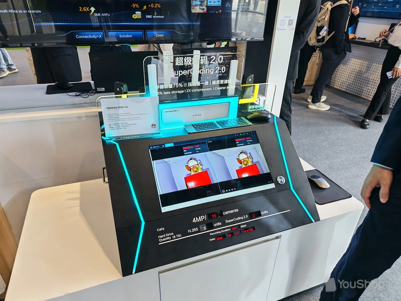 Pupitre de démonstration Huawei comparant deux flux vidéo et affichant des compteurs de disques