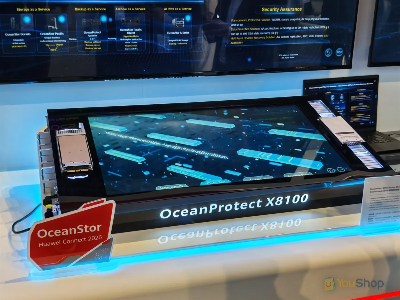 Maquette tactile OceanProtect X8100 affichant la déduplication multicouche, sous l'écran mural du stand OceanStor