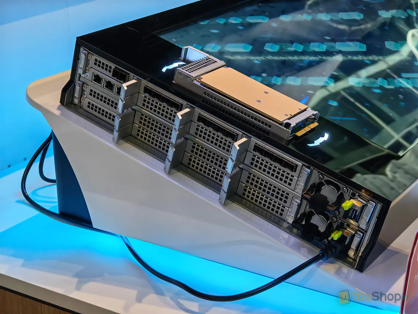 Face arrière de la baie Huawei OceanProtect X8100, module SSD extrait posé sur le capot