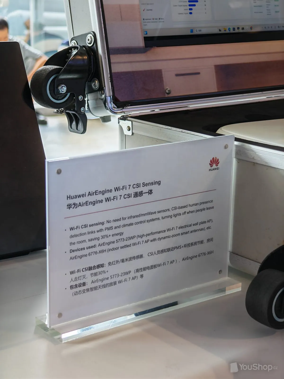 Fiche Huawei AirEngine Wi-Fi 7 CSI Sensing posée devant une valise de démonstration ouverte