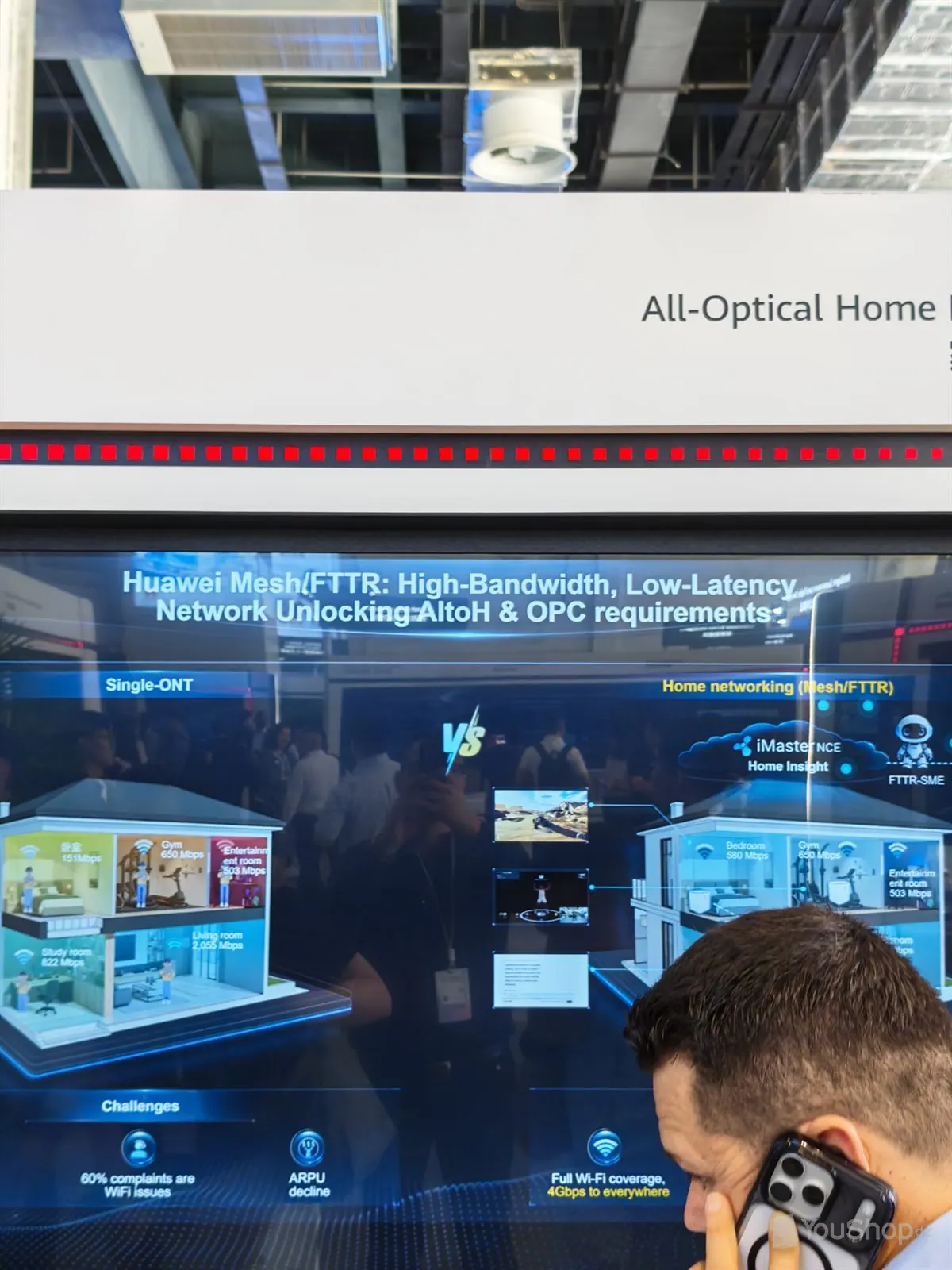Écran comparant les débits pièce par pièce entre architecture Single-ONT et Mesh FTTR