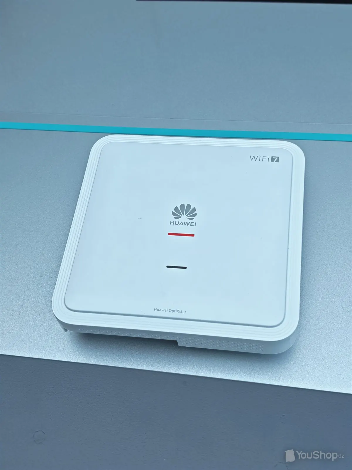 Point d’accès Wi-Fi 7 Huawei OptiXstar carré blanc photographié sur fond uni