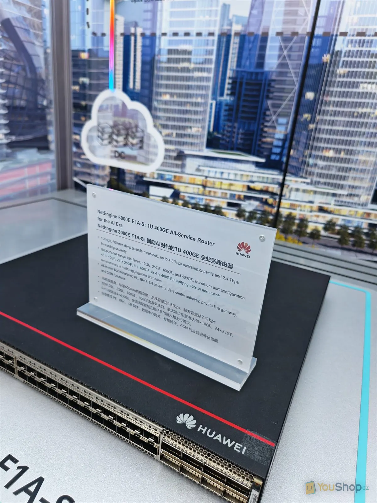 Fiche du routeur Huawei NetEngine 8000E F1A-S posée sur le châssis 1U à cages optiques