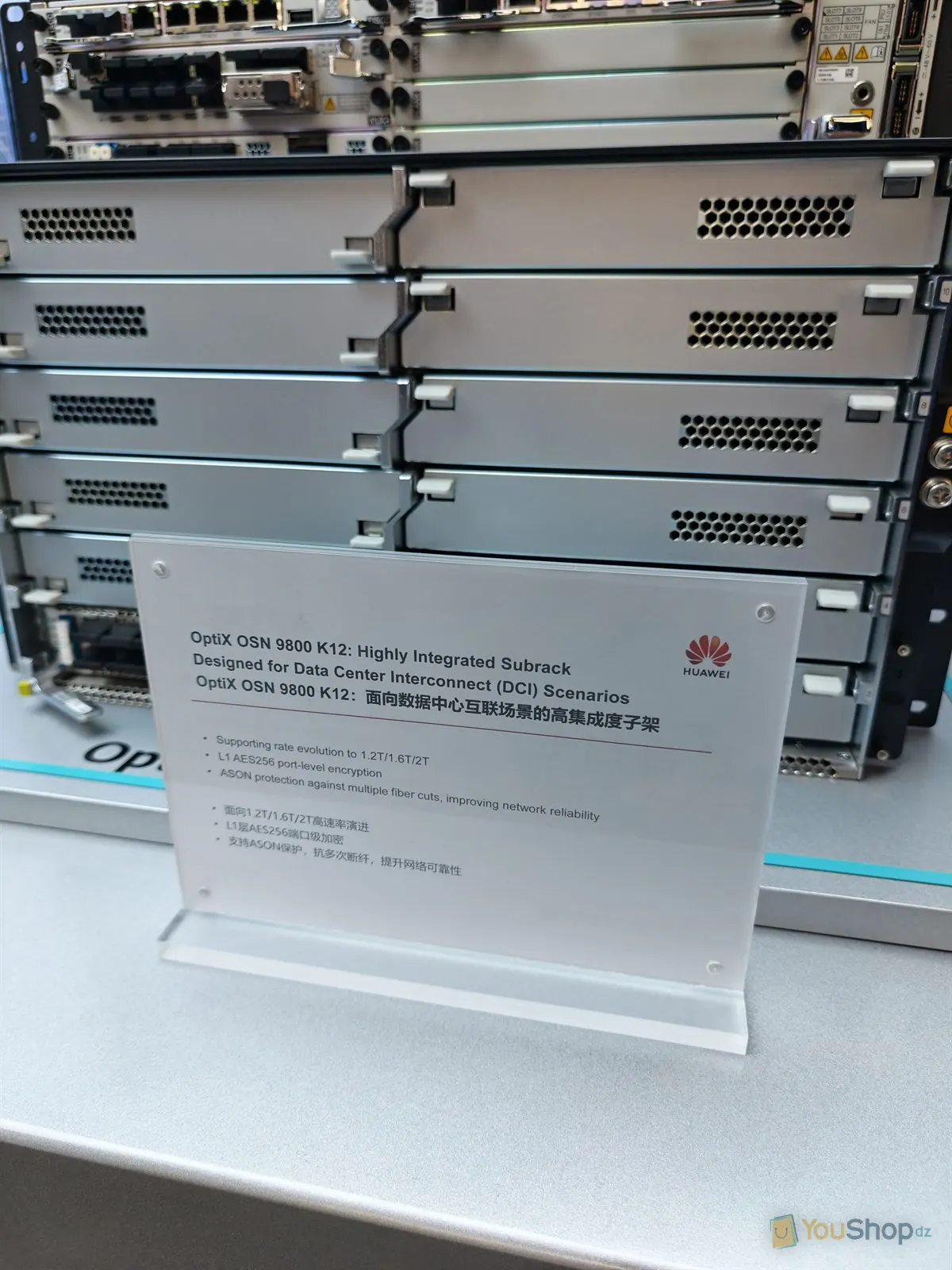 Fiche produit de l'OptiX OSN 9800 K12 devant les cartes de ligne du sous-châssis