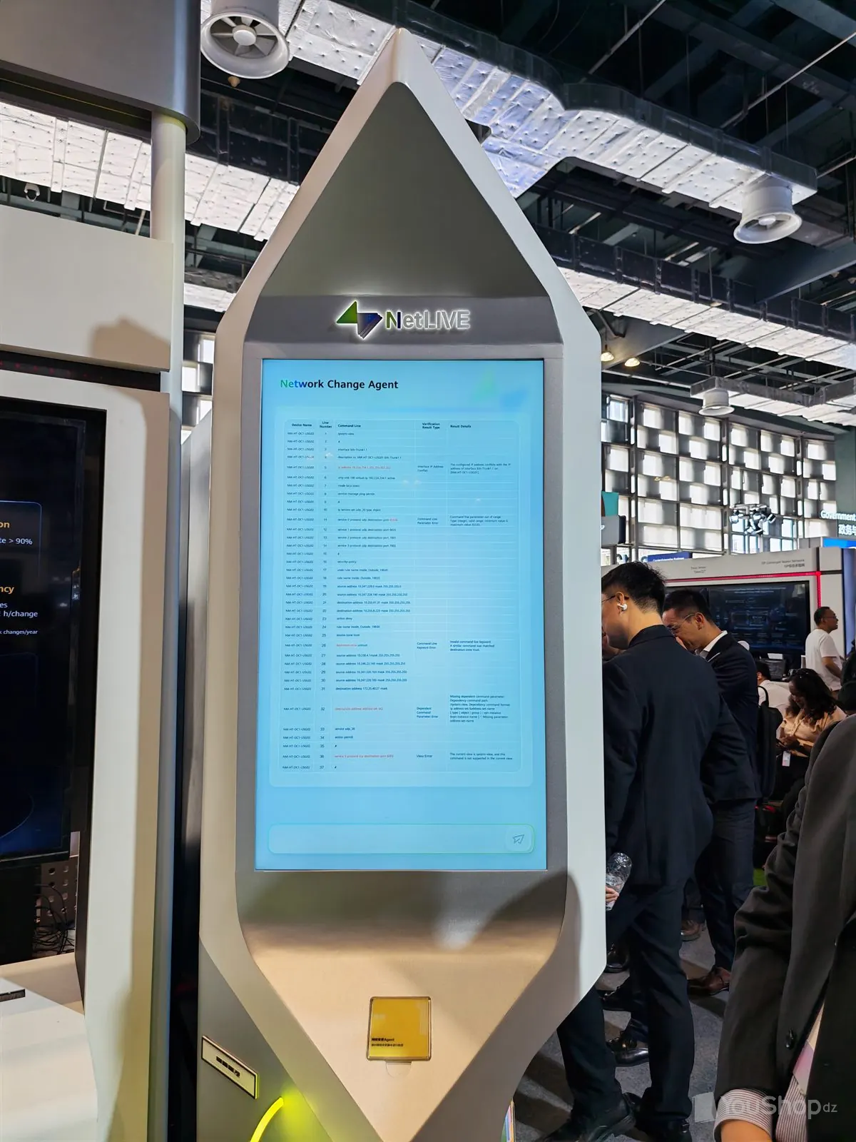Totem NetLIVE affichant la vérification ligne à ligne d'une configuration réseau