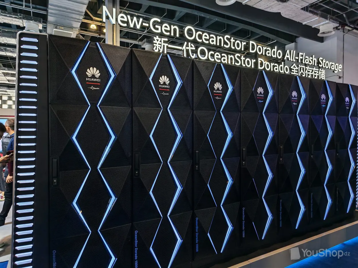 Mur de sept baies de stockage tout-flash Huawei OceanStor Dorado 18000 éclairées de bleu