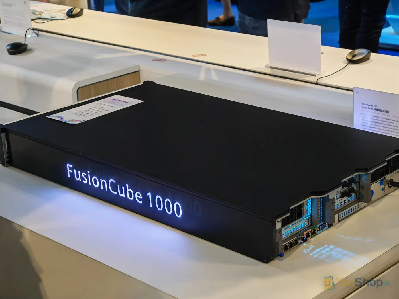 Nœud hyperconvergé Huawei FusionCube 1000 exposé sur un comptoir, face arrière visible