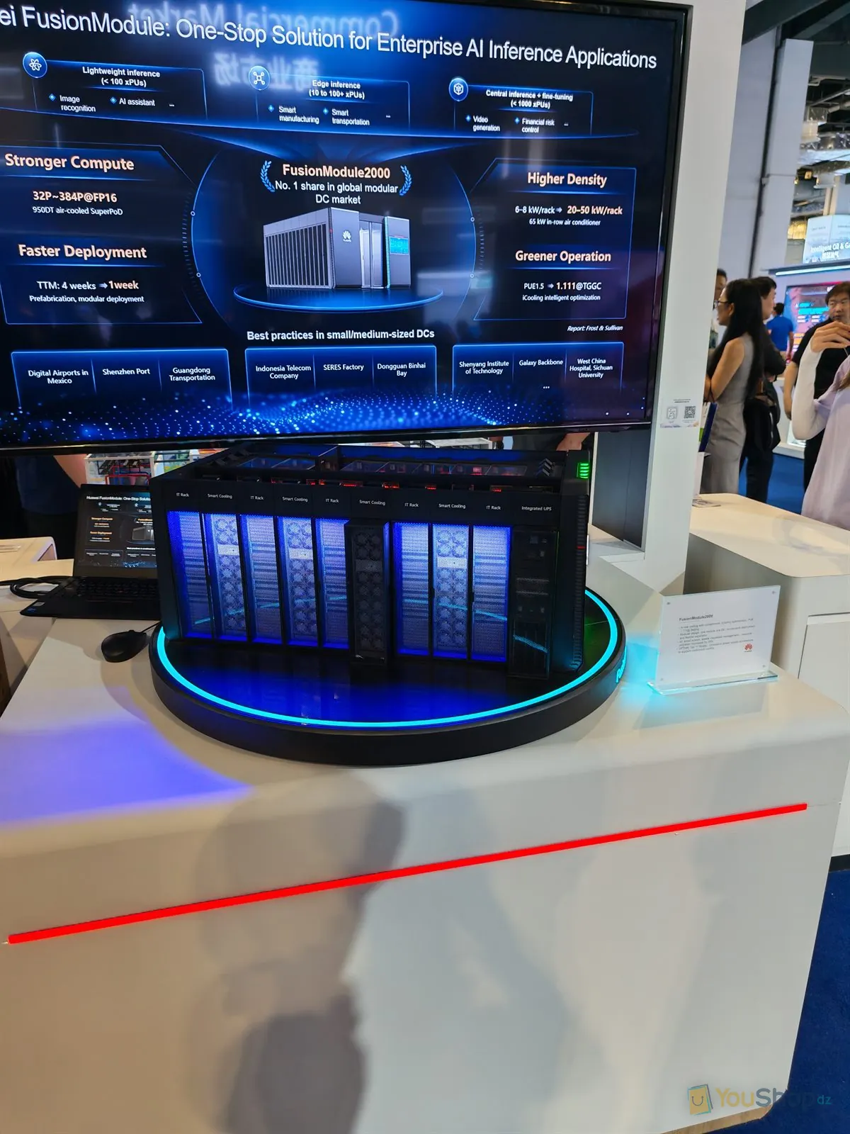 Maquette de data center modulaire Huawei devant un écran présentant les arguments chiffrés de la solution