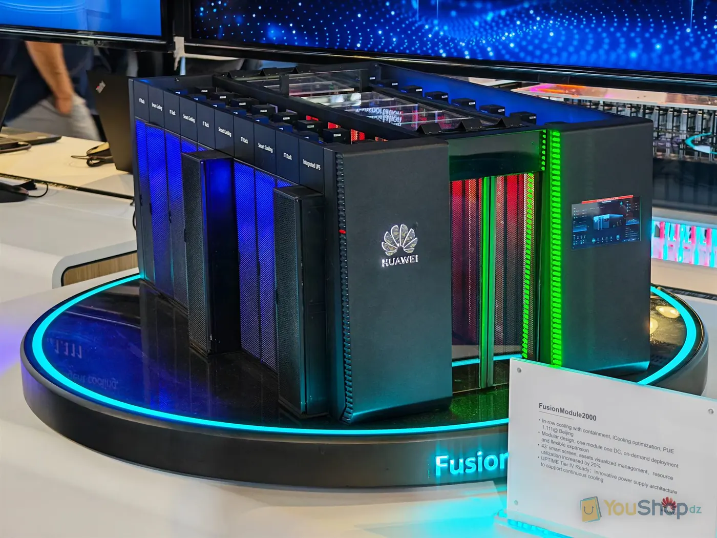 Maquette éclairée d'un data center modulaire Huawei FusionModule2000 sur socle circulaire