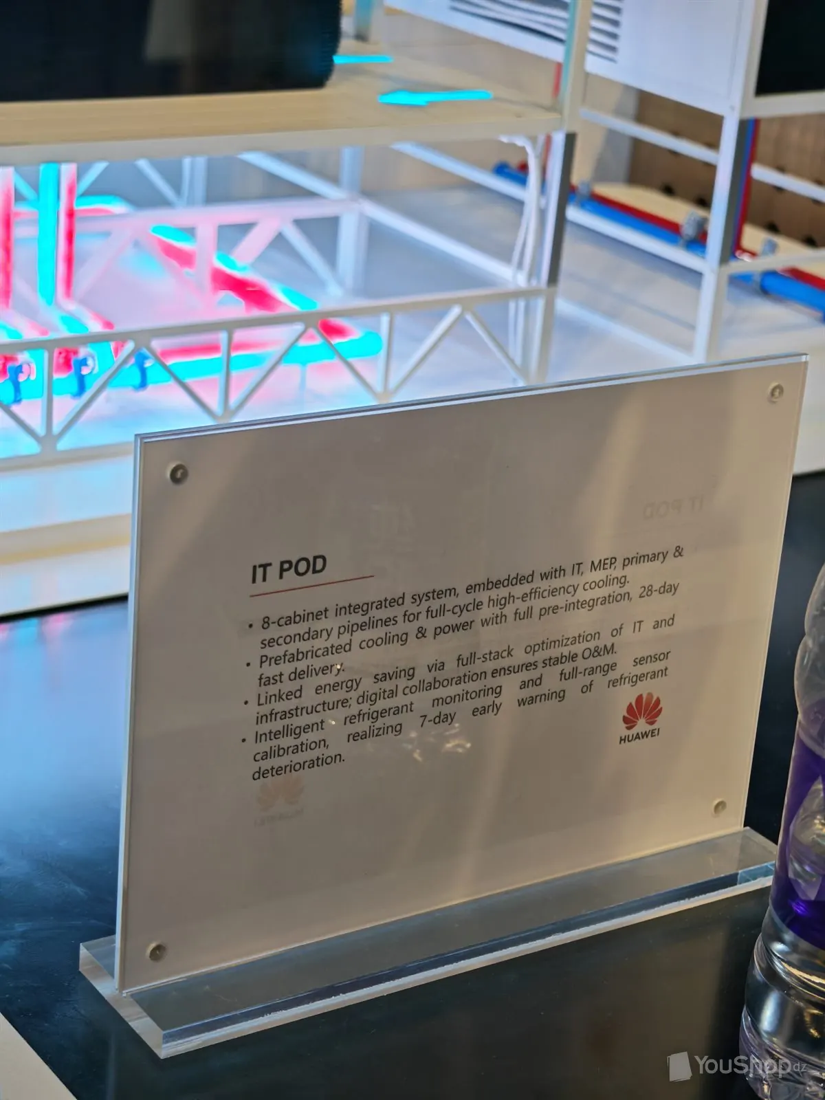 Fiche produit IT POD de Huawei devant la maquette des circuits de refroidissement