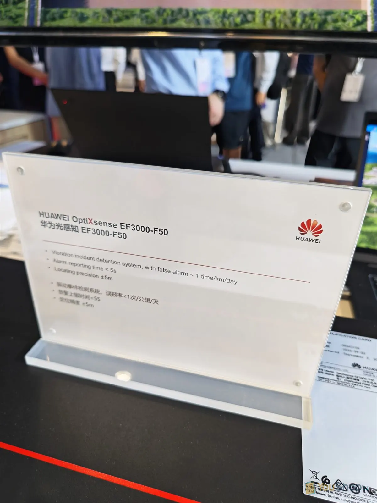 Fiche produit acrylique du Huawei OptiXsense EF3000-F50 sur la table du stand