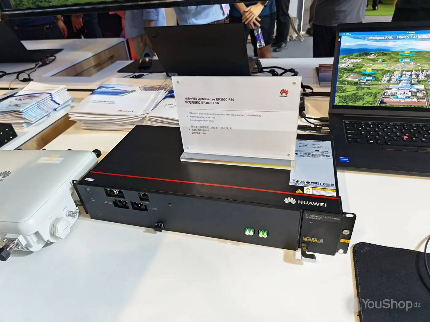 Châssis rackable noir Huawei OptiXsense EF3000-F50 posé sur une table de démonstration