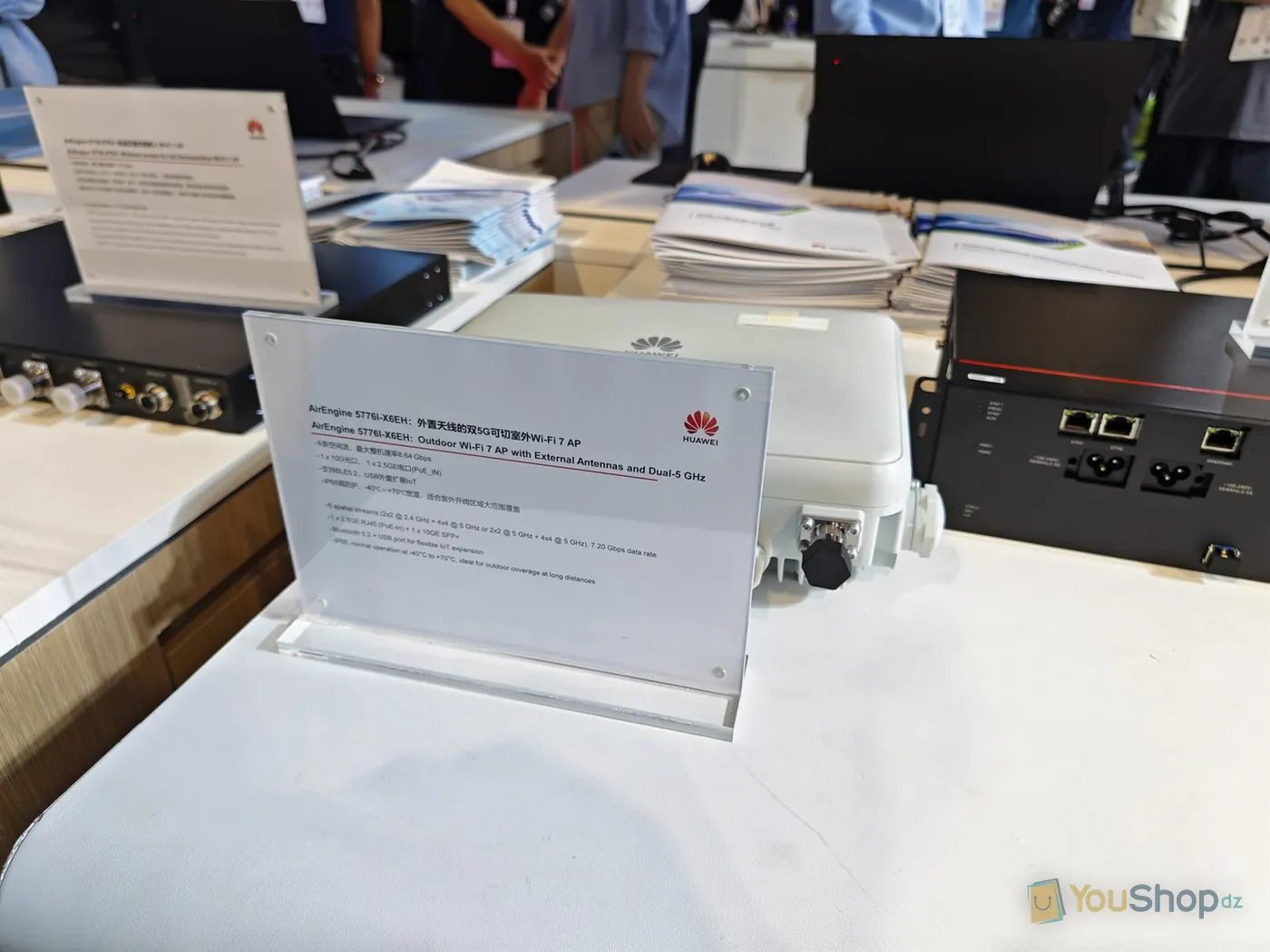 Fiche produit en acrylique de l'AirEngine 5776I-X6EH devant un point d'accès extérieur blanc Huawei