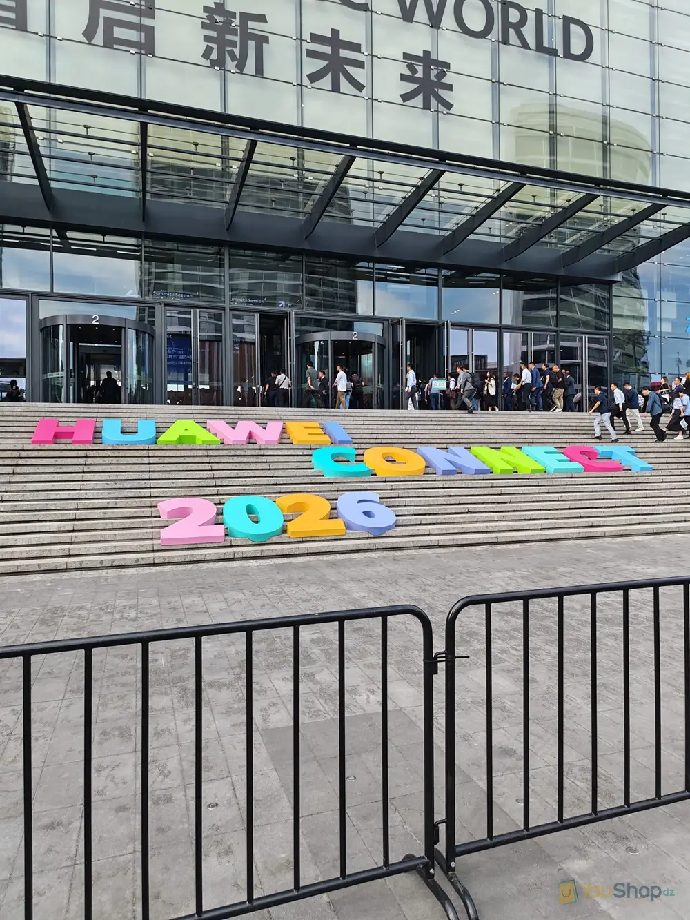 Lettres géantes HUAWEI CONNECT 2026 sur les marches du Shanghai Expo Center