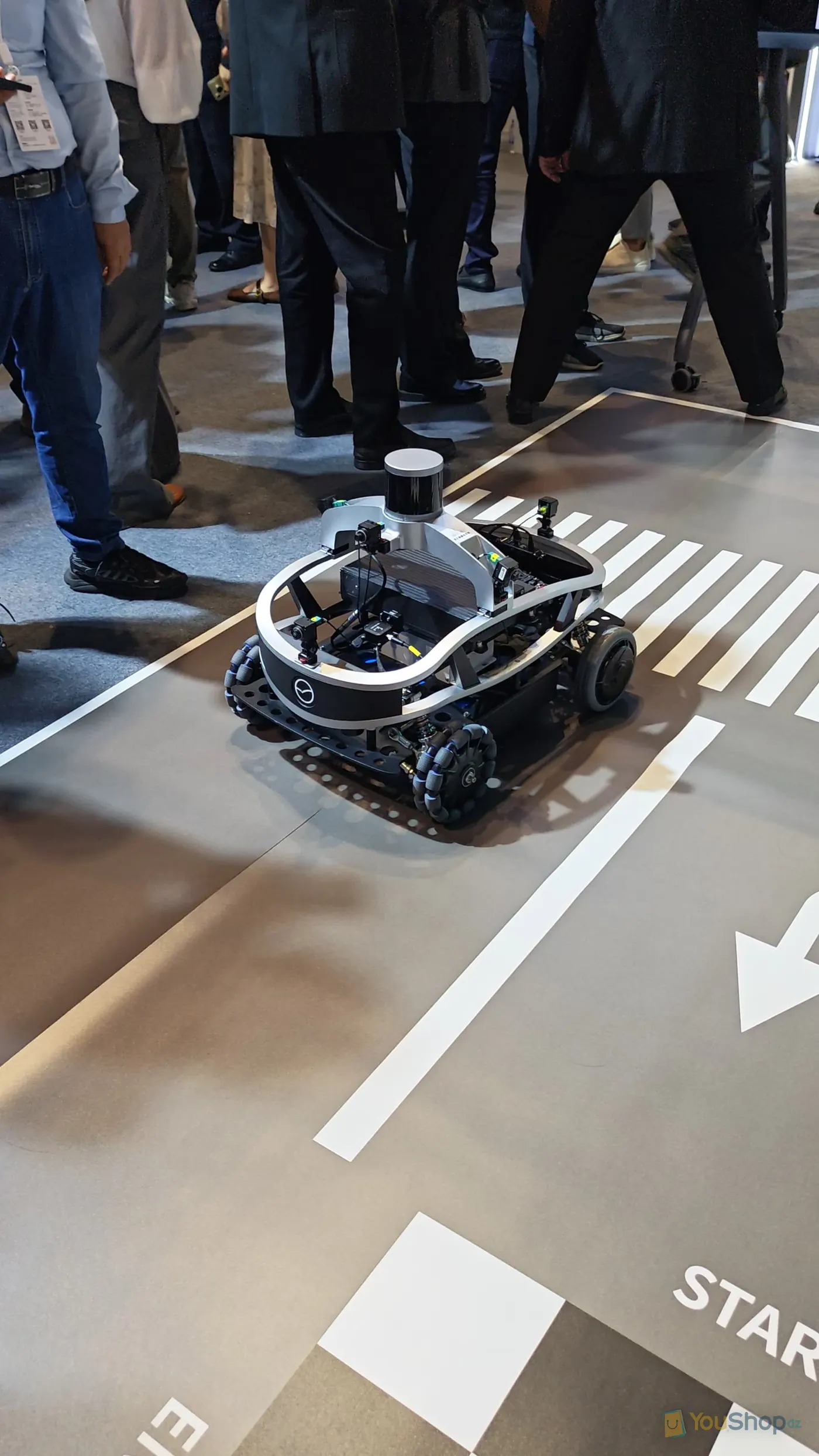 Gros plan du véhicule autonome avec capteur cylindrique, caméras et roues à galets